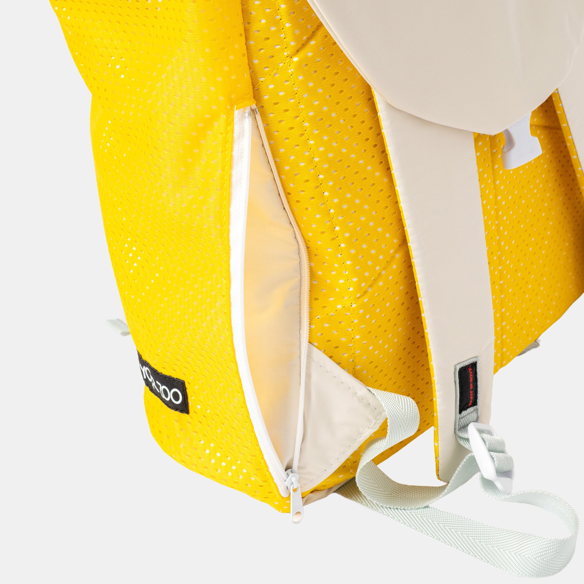 Oblong pockets backpack